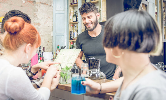 Playlist da bar: musiche per servire con grazia (e grinta)